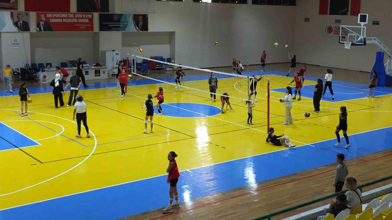 Burhaniye'de Voleybol Turnuvası Başladı: 90 Katılımcı