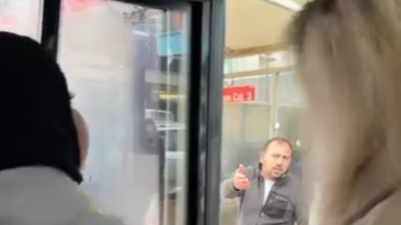 Bu da Oldu: Otobüs Sürücüsü Yolculara Küstü; Otobüsü Durağa Çekip Kendisi Aşağıya İndi