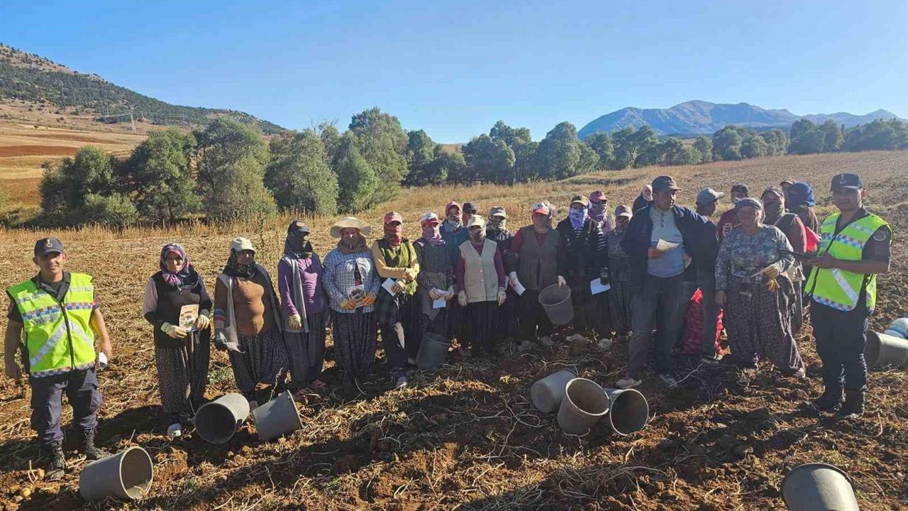 Tufanbeyli'de Jandarmadan Dolandırıcılık ve KADES Eğitimi