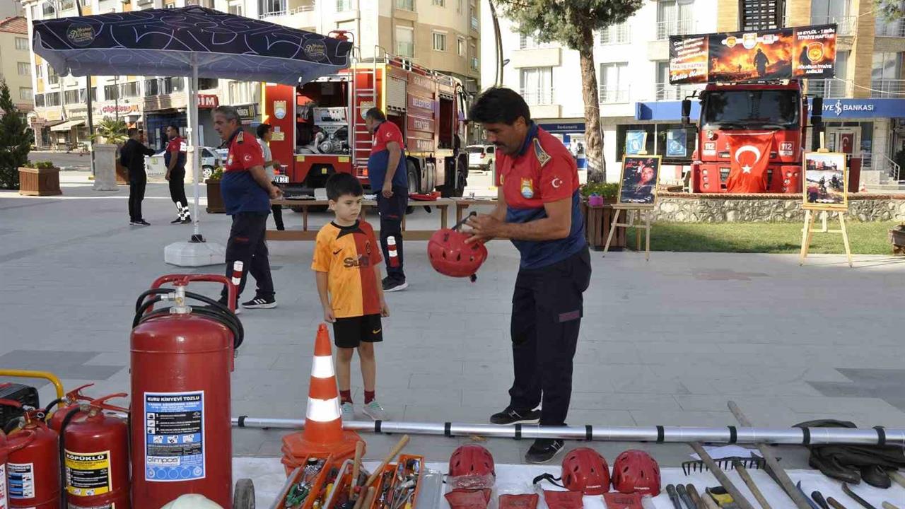 Burdur'da Çocuklara İtfaiye Ekipmanları Tanıtıldı
