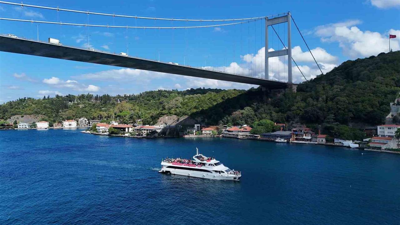 Liverpool Taraftarları İstanbul Boğazı'nda Tekne Turu Yaptı