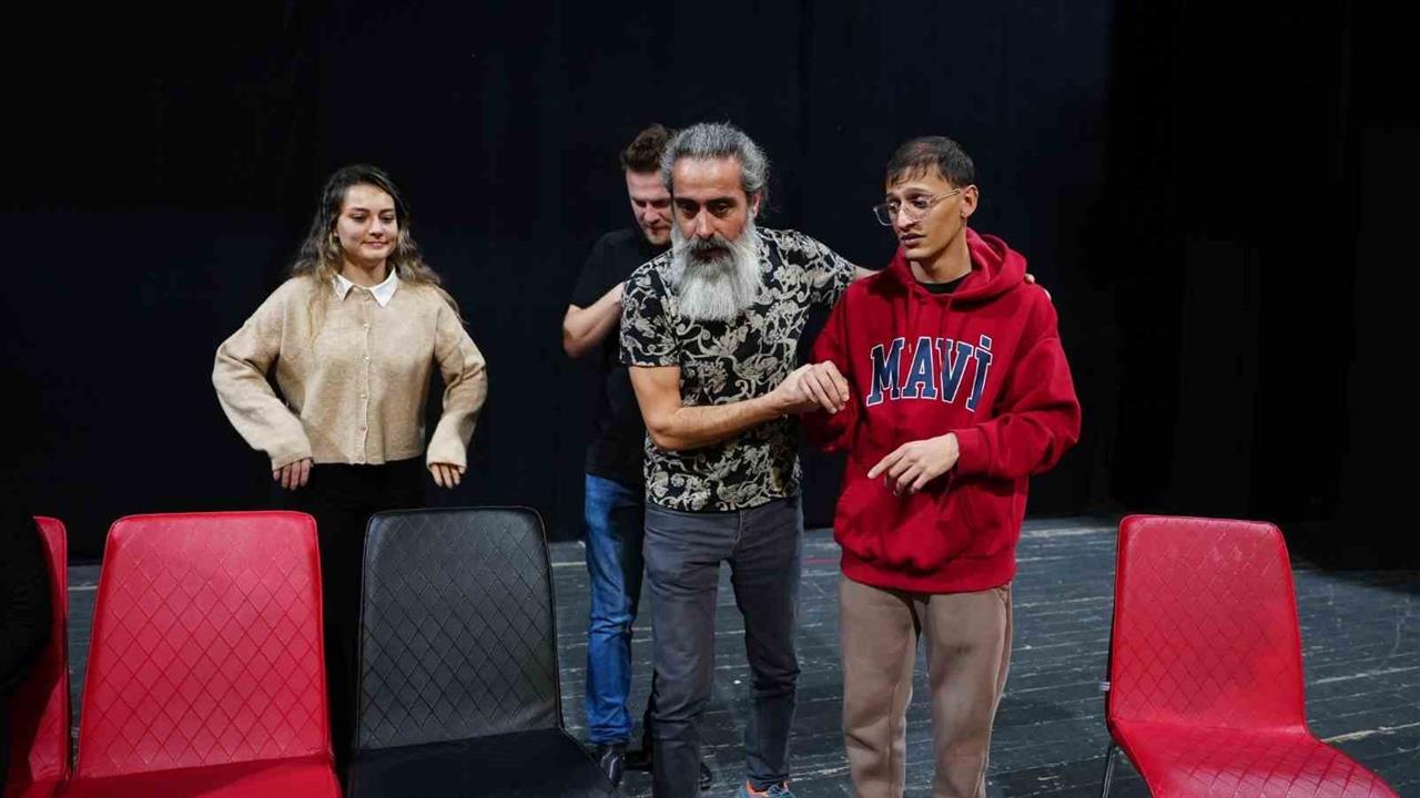 Düzce'de Şehir Tiyatrosu Yeni Oyuncular Arıyor