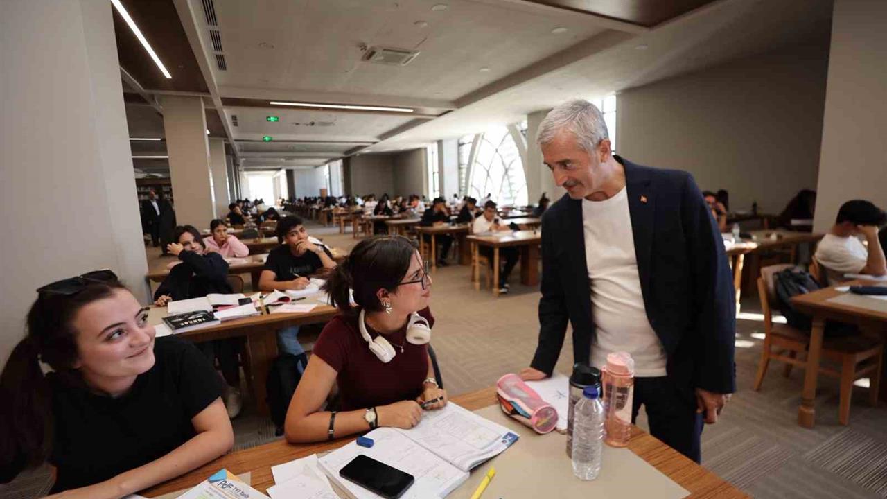 Tahmazoğlu, Şahinbey Kütüphanesi'nde Öğrencilerle Buluştu