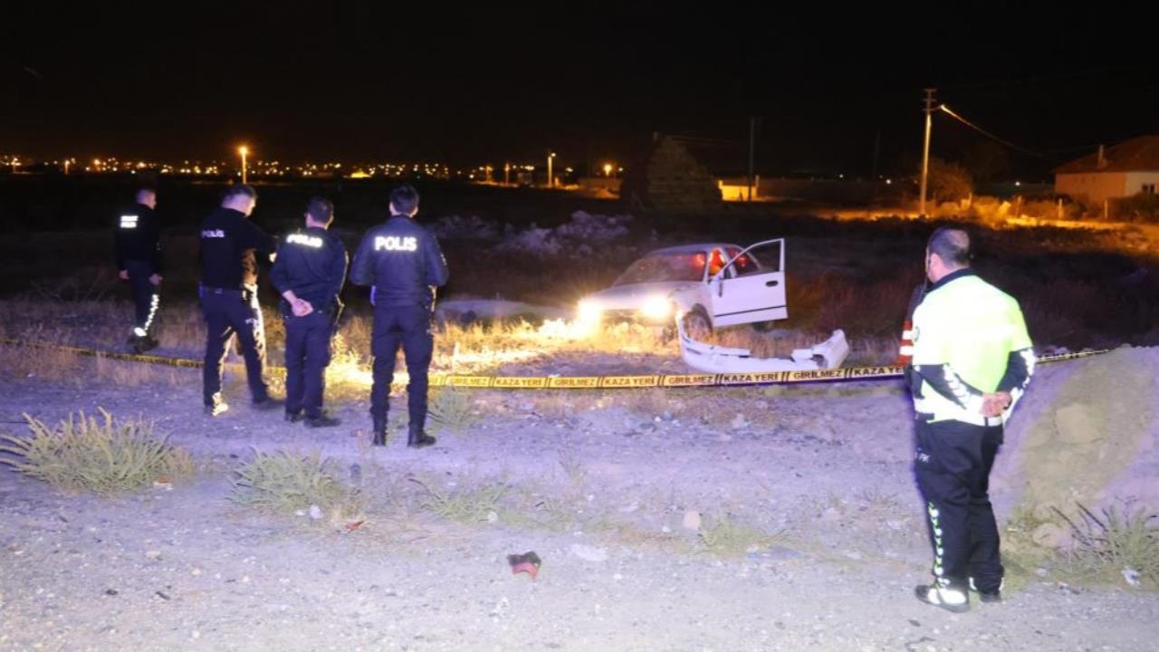 Hem Alkollü Hem Ehliyetsiz: Araç Tarlaya Uçtu, Kendi Kurtuldu, Yanındaki Arkadaşı Vefat Etti!