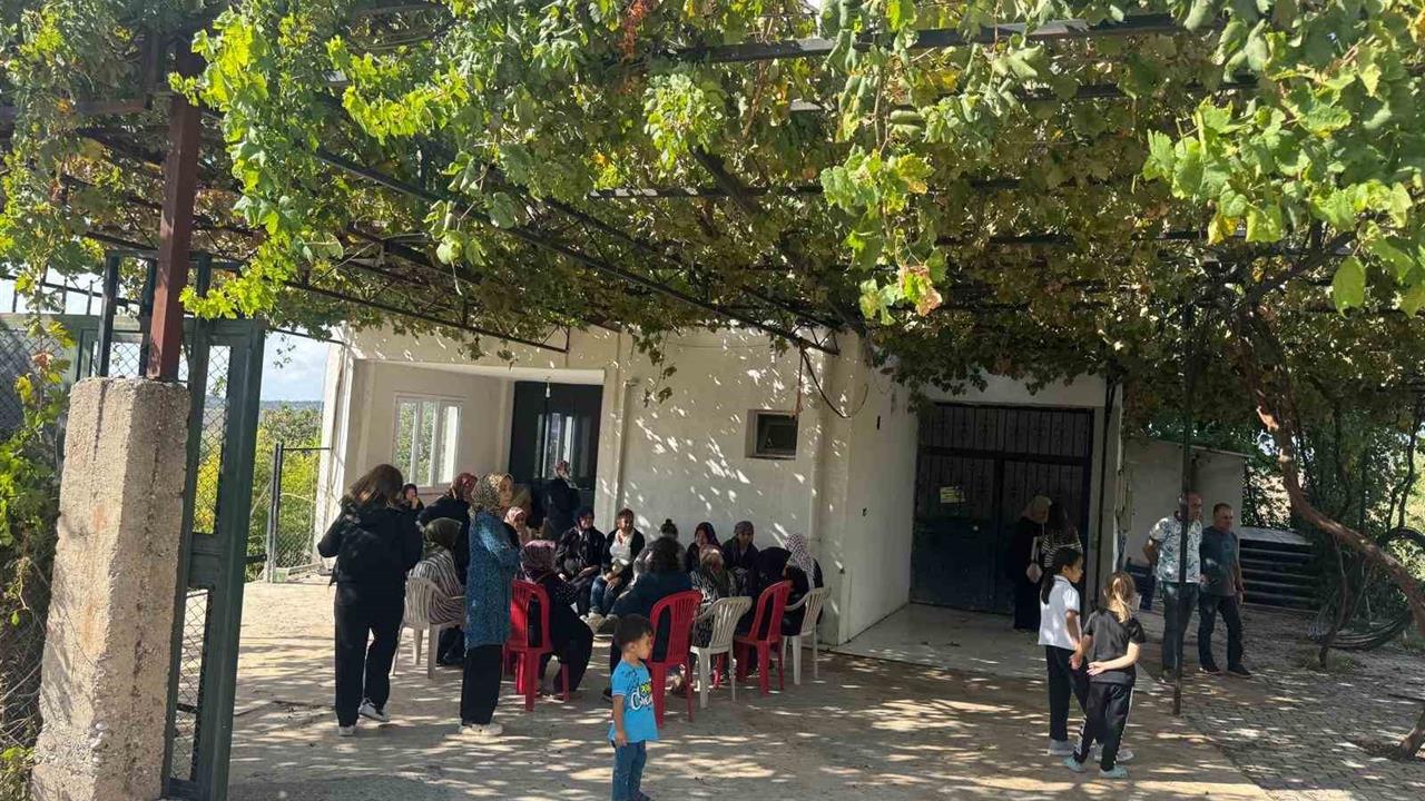 Osmaniye'de Şehit Astsubay İçin Türk Bayrağı Asıldı