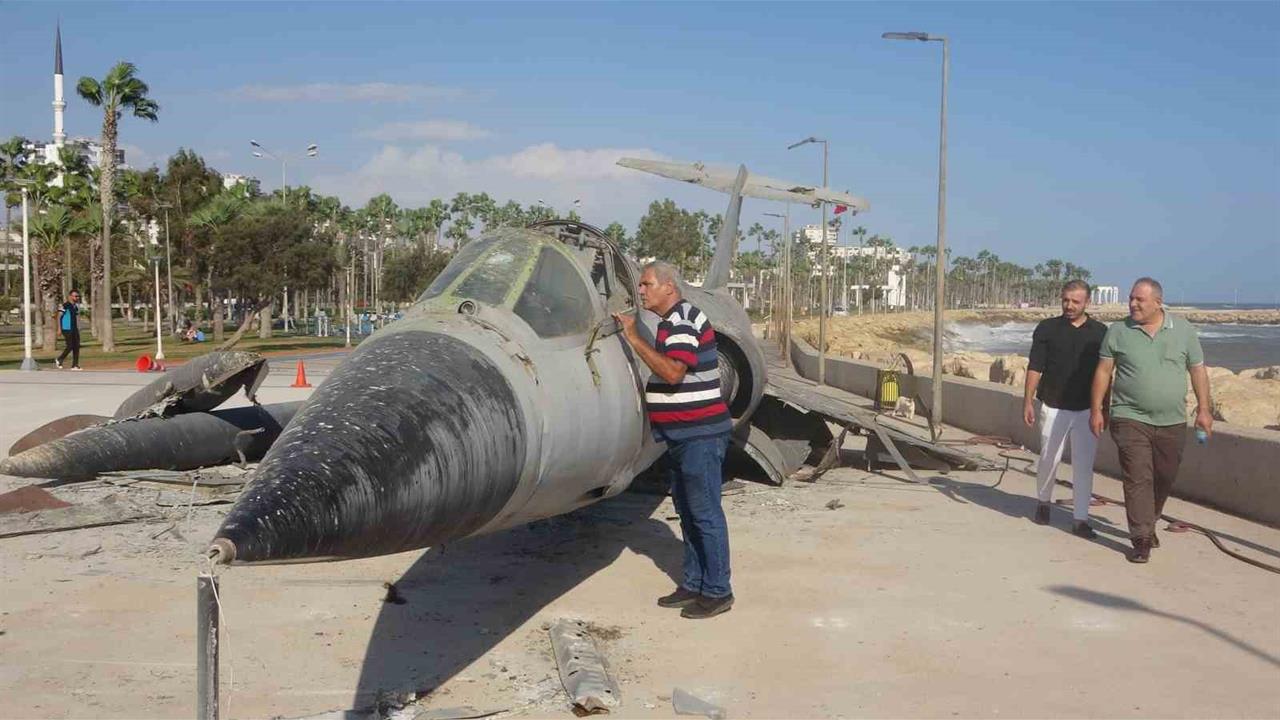 Mersin'de Efsane Savaş Uçağı Sahilden Kaldırılıyor