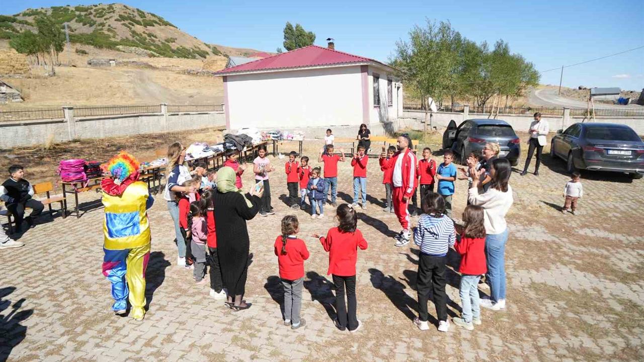 Muş'ta Gönüllülerden Çocuklara Mutluluk Etkinliği