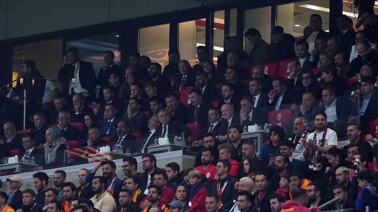 Bakan Bak, Galatasaray - Liverpool Maçını İzledi