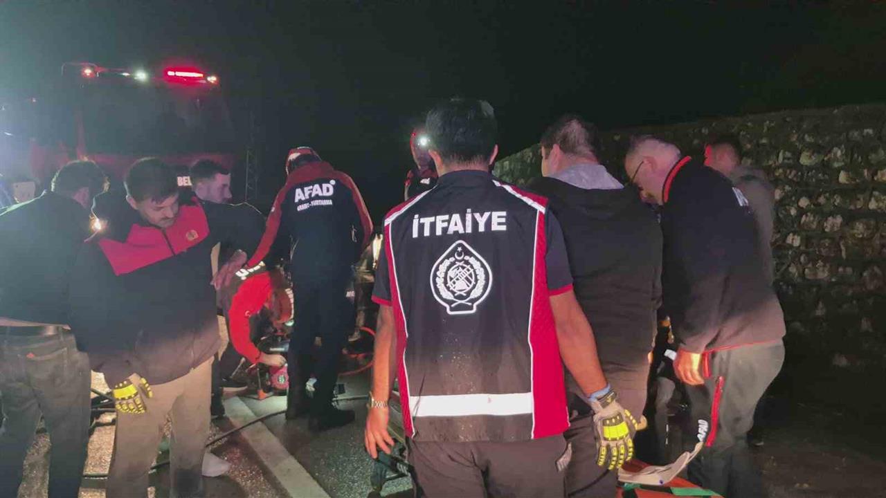 Bartın'da Otomobil Bariyerlere Çarptı: 4 Yaralı