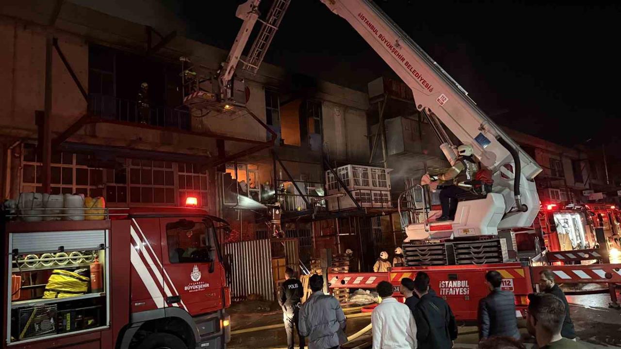 Başakşehir'de Malzeme Deposunda Yangın Paniği Yaşandı