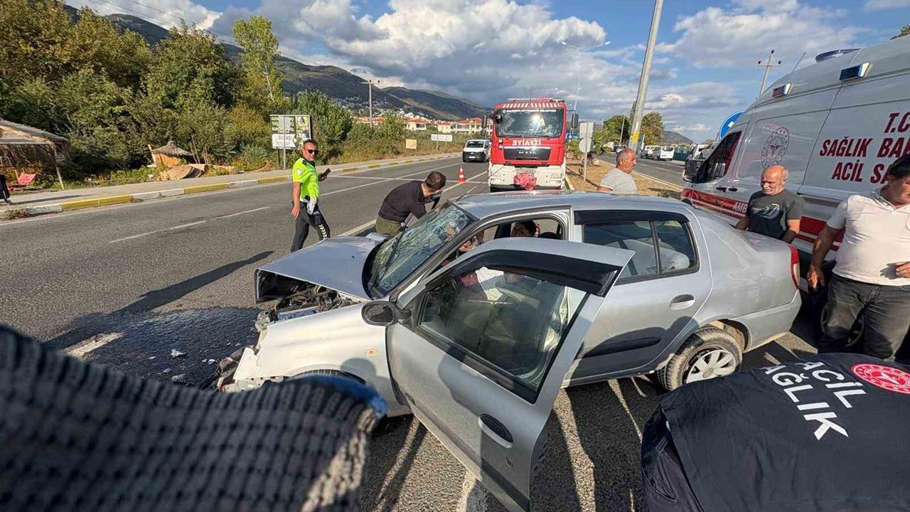 Balıkesir'de Trafik Kazası: 2 Yaralı