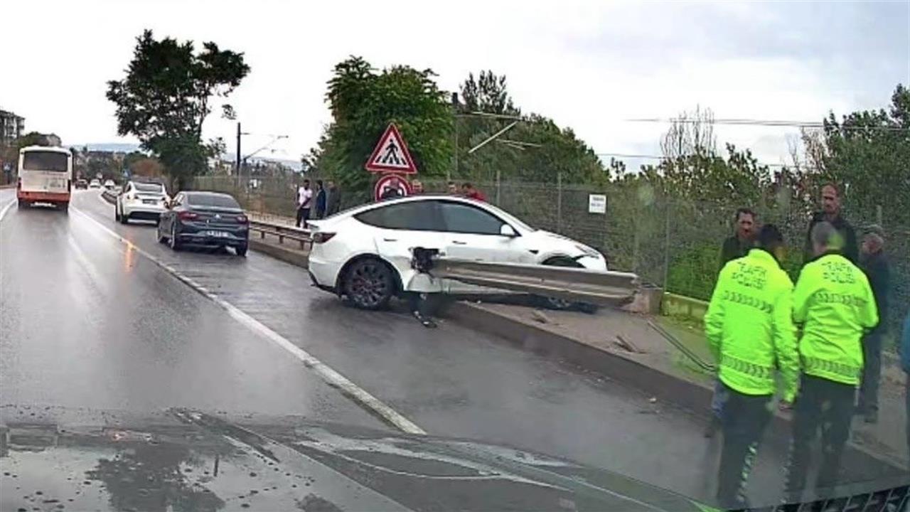 Eskişehir'de Kontrolden Çıkan Tesla Bariyere Saplandı