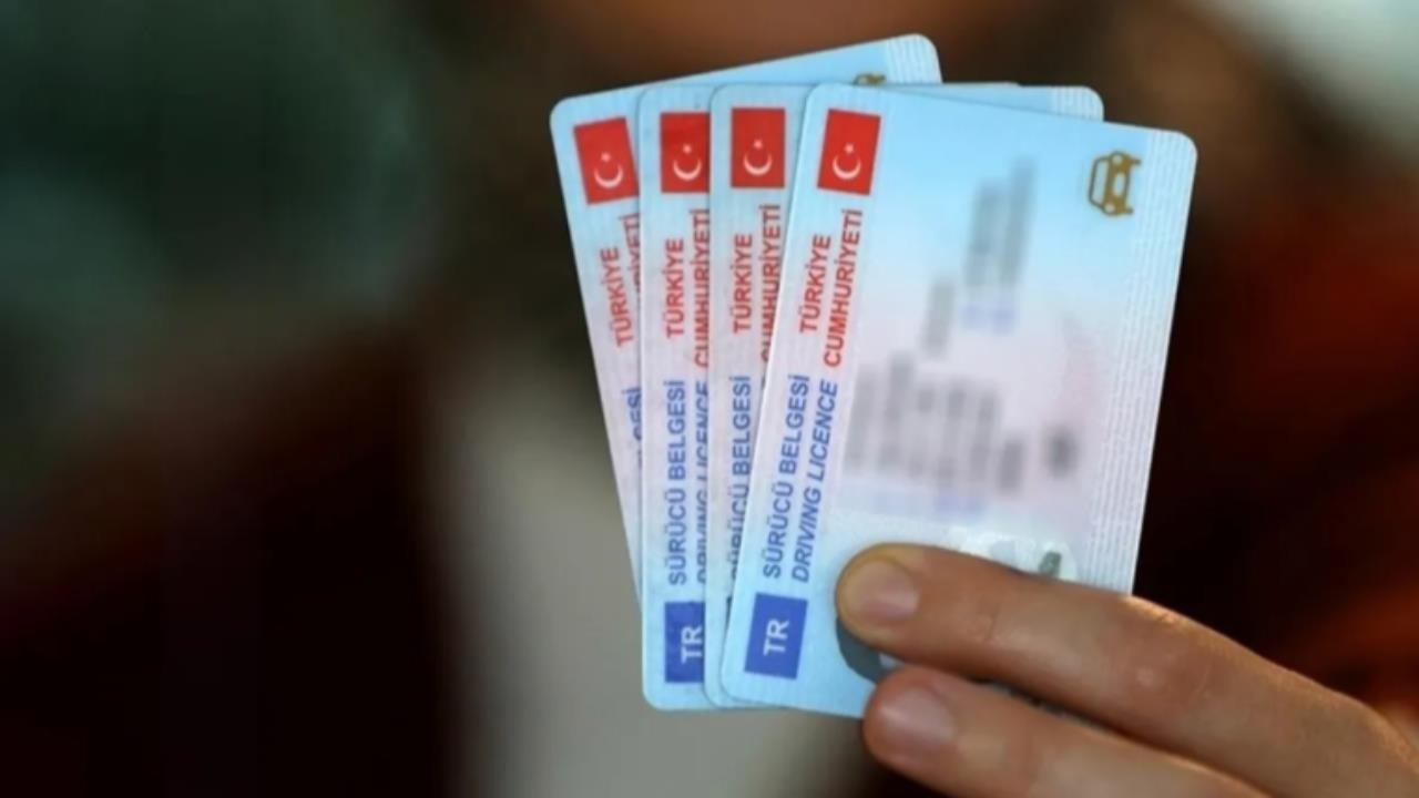 Bu Kez Uzatılmayacak! Eski Tip Ehliyetler İçin Son Tarih 31 Ekim: Yenileme Ücreti Artıyor