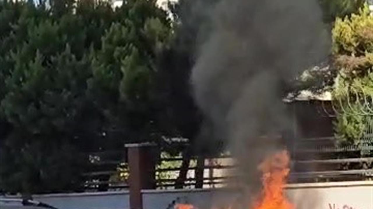 Adana'da Park Halindeki Araçta Yangın Çıktı