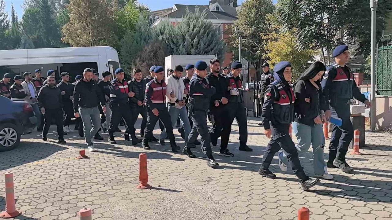 Bursa'da Silahlı Kavga: 1 Ölü, 2 Yaralı, 10 Şüpheli Adliyeye Sevk Edildi