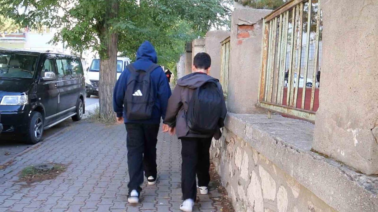 Sivas'ta Ağır Çantalar Skolyoz Riskini Artırıyor