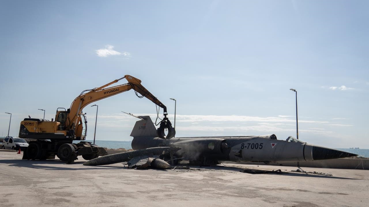 Herkes Merak Ediyordu: Mersin’in Simge Uçağı Neden Kaldırıldı? Büyükşehir’den Açıklama!