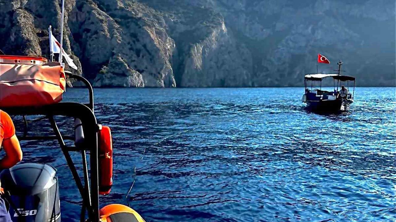 Muğla'da Arızalanan Balıkçı Teknesi Kurtarıldı