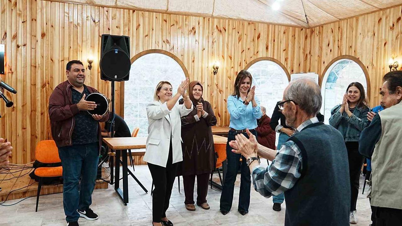 Düzce'de Dünya Yaşlılar Günü Etkinliği: 'Yaşımız Hep 18'