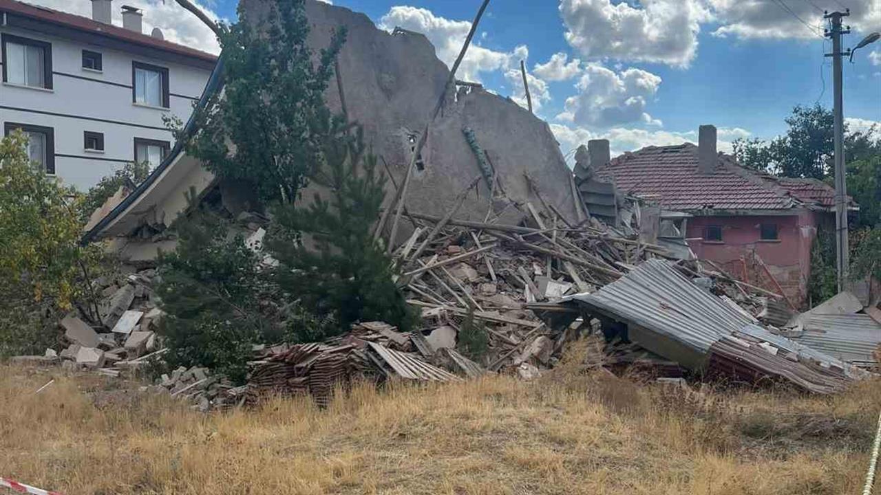 Ankara'da Göçük: 3 Katlı Bina Çöktü