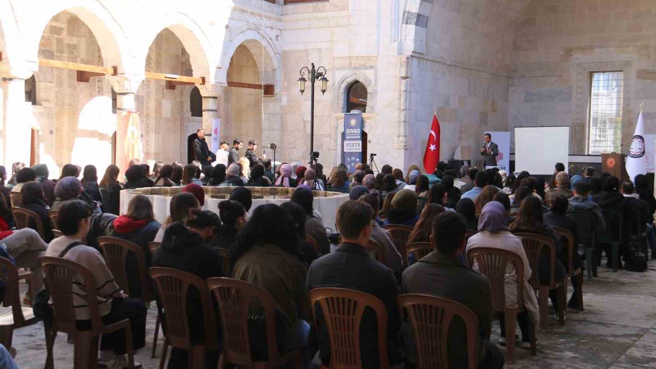 Sivas’ta Hukuk Fakültesi Açılış Dersi: 8 Asırlık Medresede Yapıldı