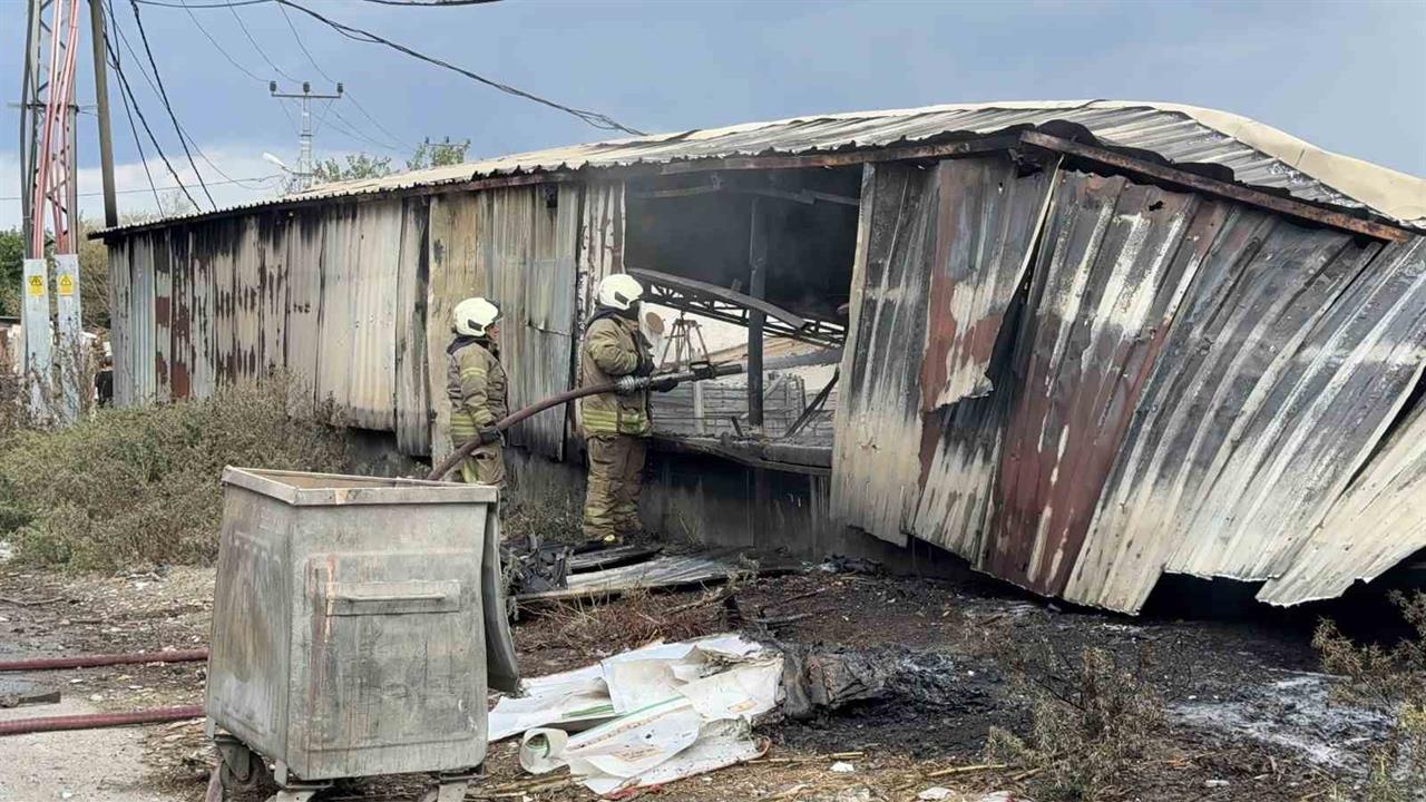 Arnavutköy'de Trafo Yangını: Ayakkabı Deposu Küle Döndü