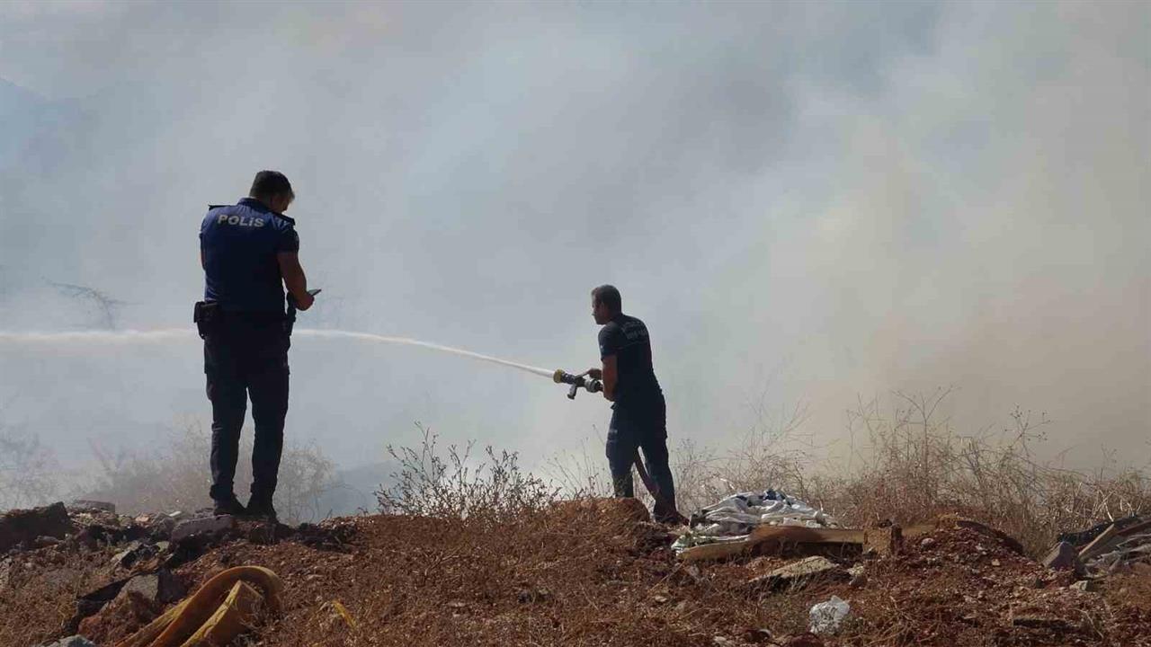 Antalya'da Otluk Yangını: Büyümeden Söndürüldü