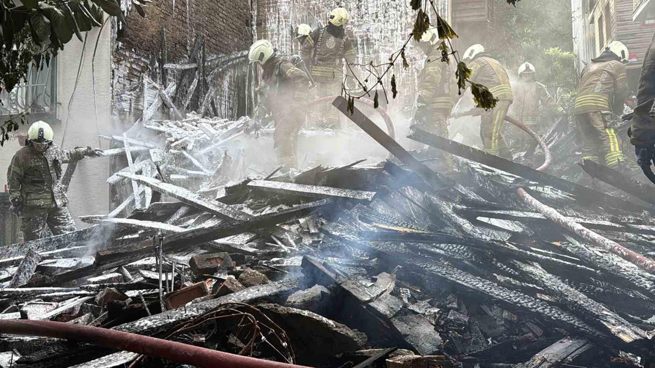 Beşiktaş'ta Ahşap Bina Yangını: Enkaz Kaldı