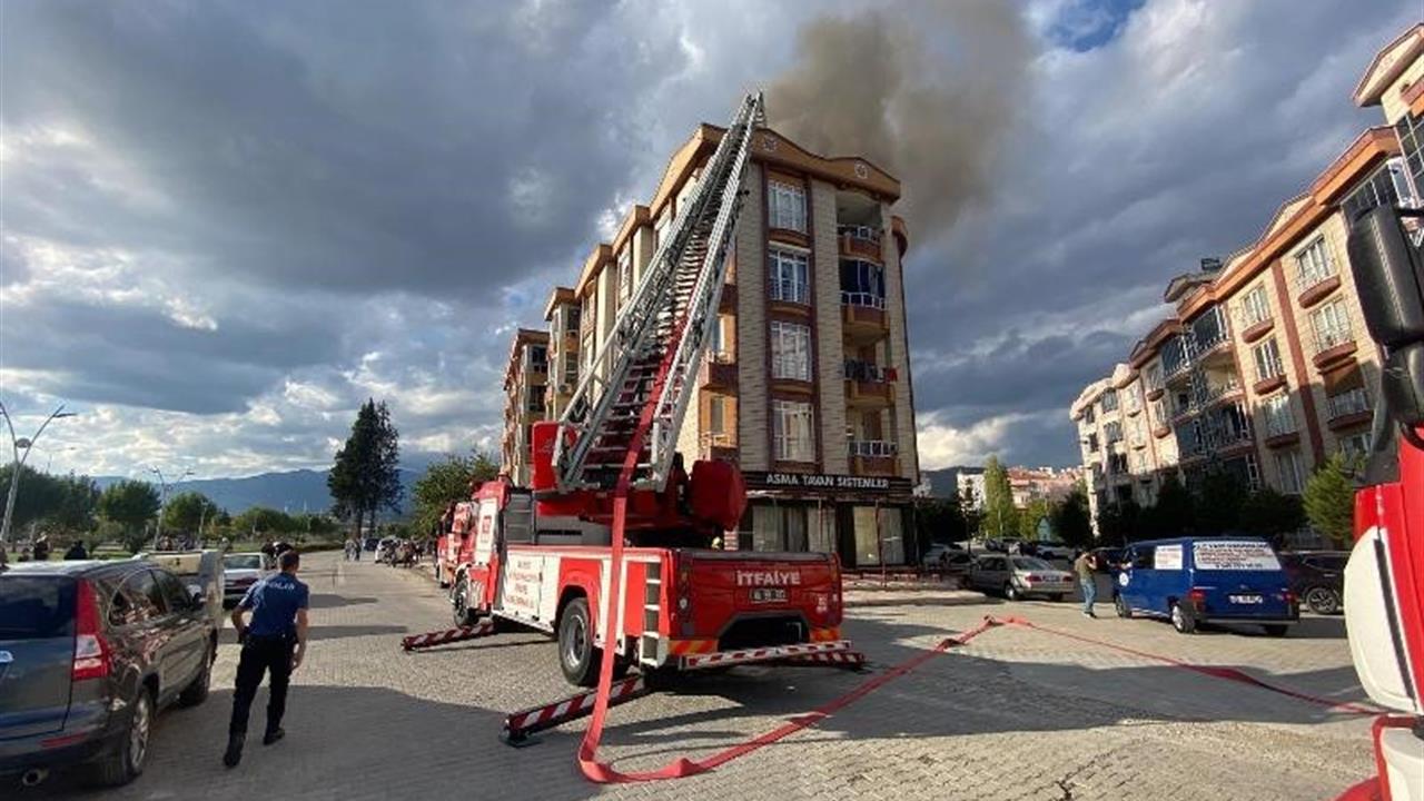 Edremit'te Apartman Çatısında Yangın Panik Yarattı
