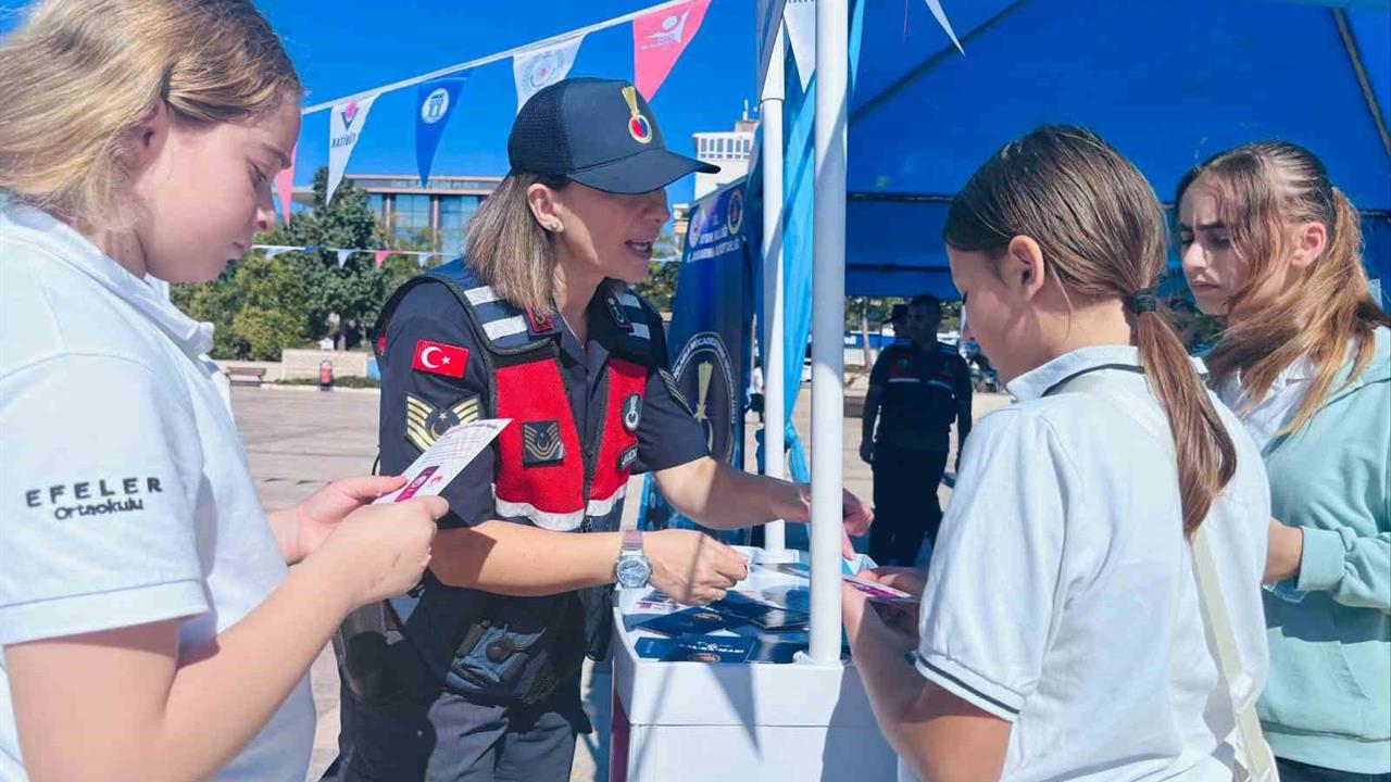 Didim'de Jandarma Bilim Şenliğinde Bilgilendirme Yapıldı
