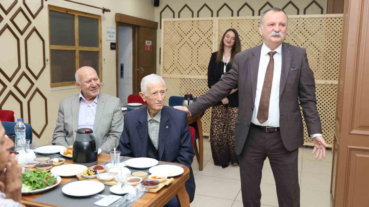 Yunusemre'de Yaşlılar Günü Etkinliği: Vefa Dolu Anlar