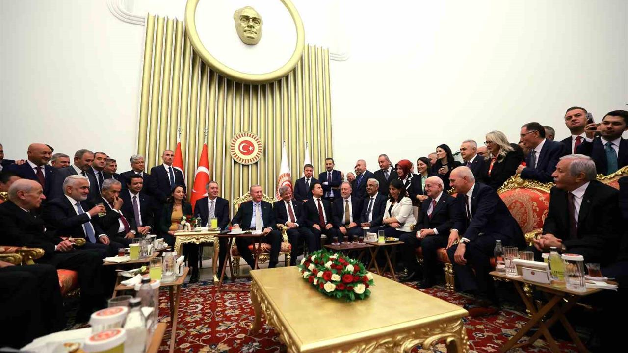 Cumhurbaşkanı Erdoğan TBMM’de Parti Liderleriyle Bir Araya Geldi