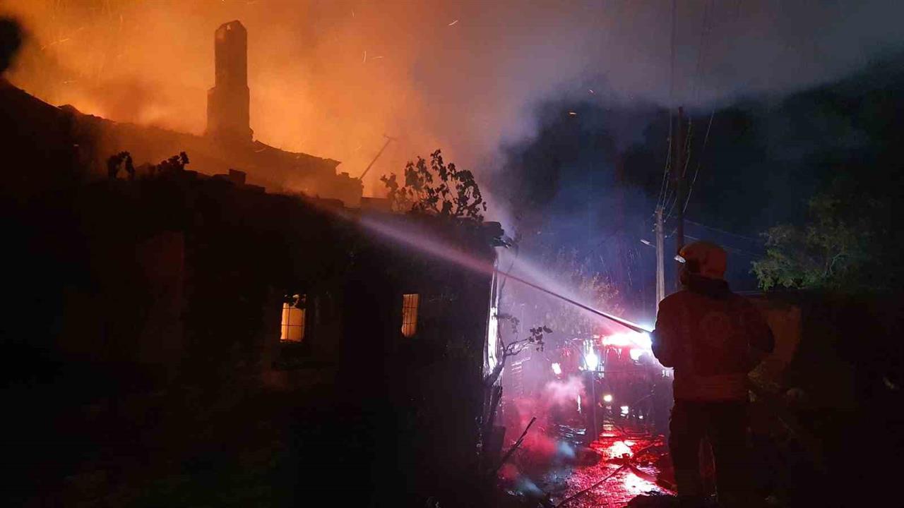 Demirci'de Ev Yangını: 2 Saat Süren Mücadele Sonrası Kontrol Altına Alındı