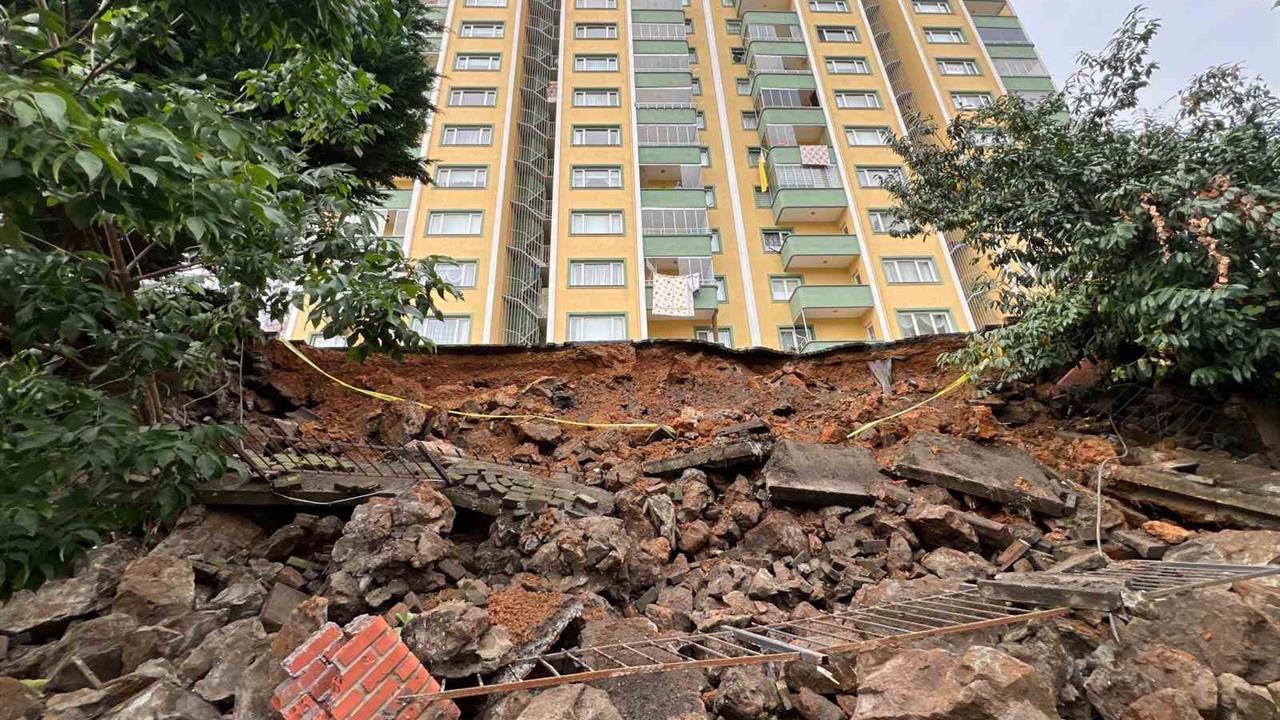 Trabzon'da İstinat Duvarı Çöktü: Korku Dolu Anlar