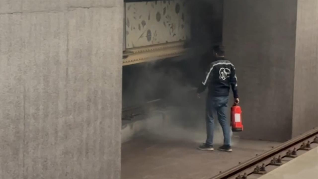 İstanbul'da Mahmutbey Metro İstasyonu'nda Yangın Çıktı