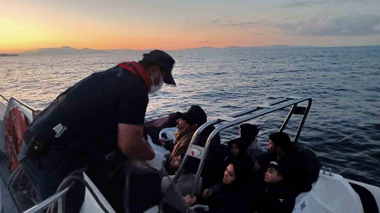 İzmir Açıklarında Düzensiz Göçmen Operasyonu: 72 Yakalandı, 31 Kurtarıldı