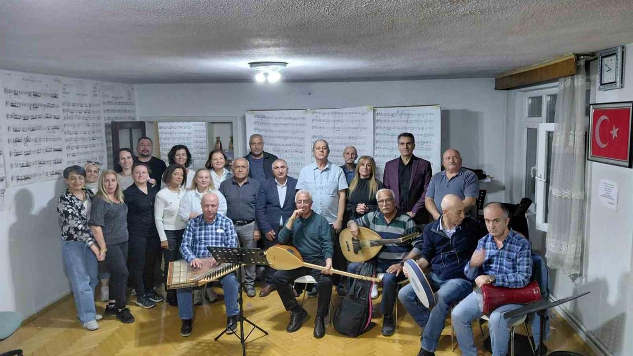 Ankara'da Gökkuşağı Halk Müziği Korosu Sezon Açılışı yaptı