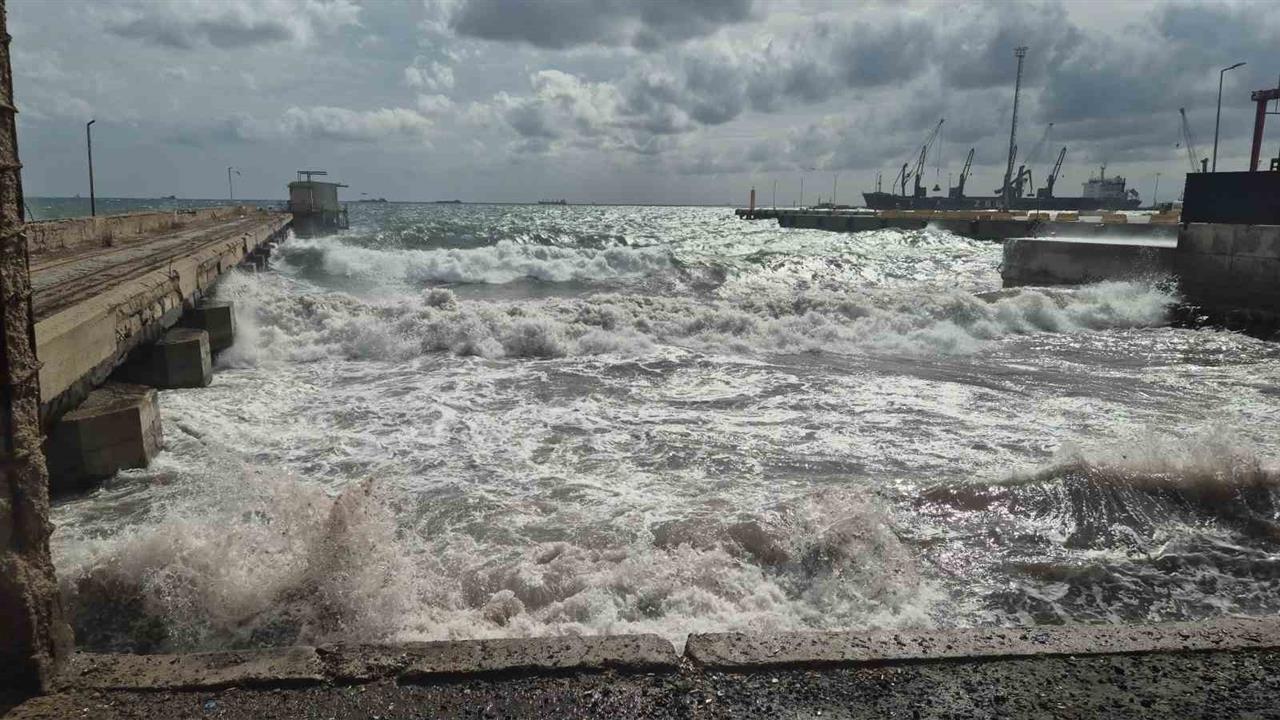 Marmara Denizi'nde Sert Fırtına: Balıkçılar Denize Açılamadı