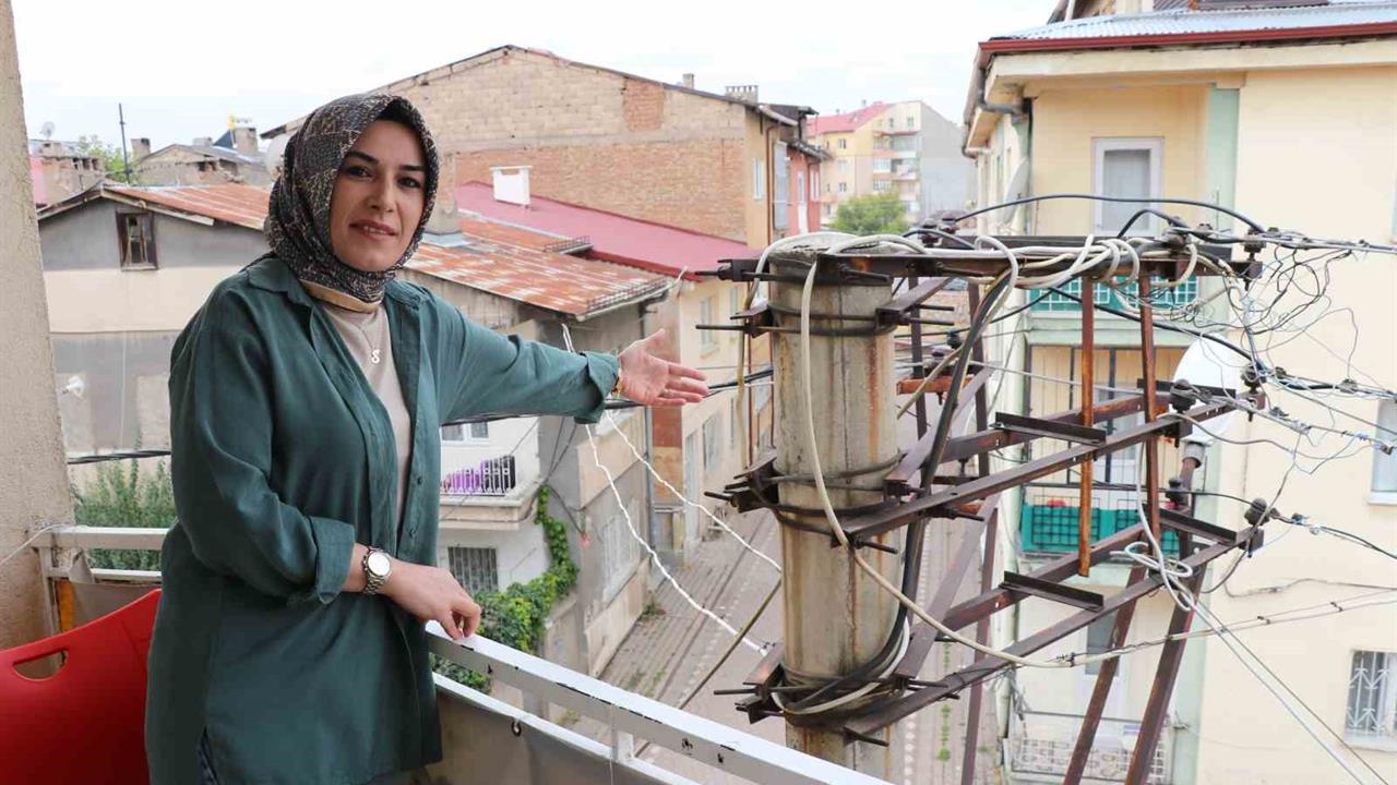 Sivas'ta Elektrik Direği Korkutuyor: Çözüm Bekleniyor