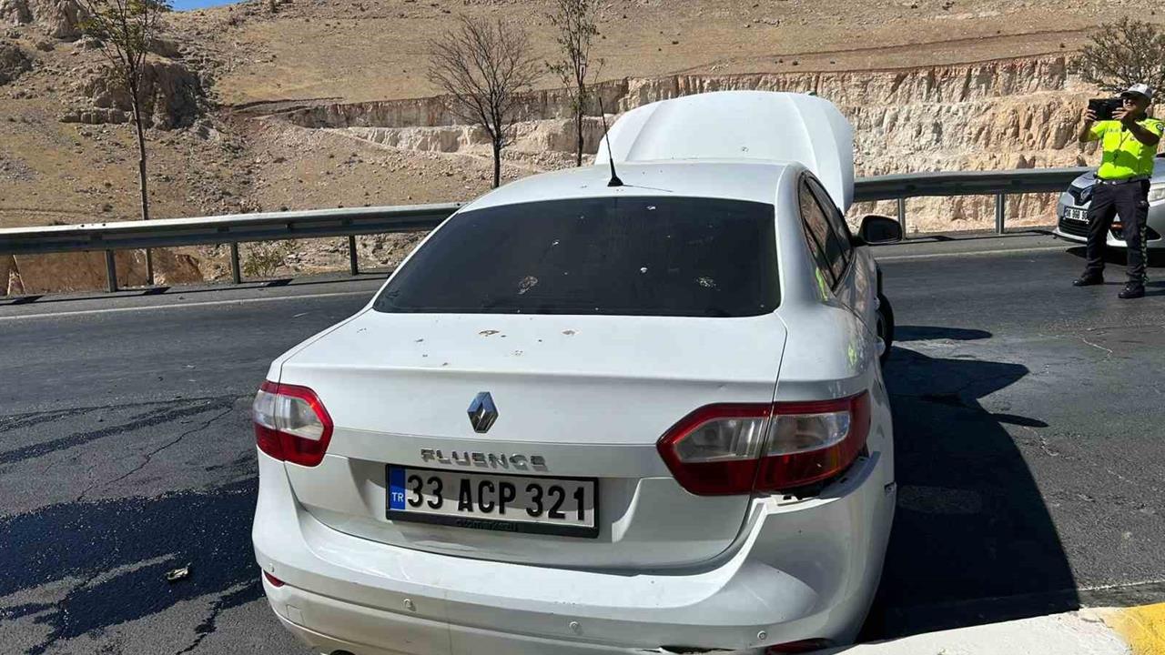 Mardin'de Bariyerlere Çarpan Otomobilde Maddi Hasar Oluştu