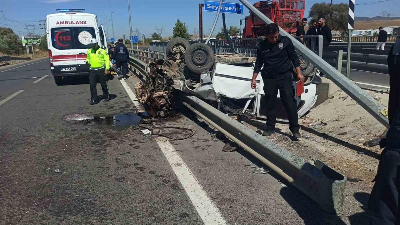 Konya'da Takla Atan Otomobil Direğe Çarptı: 2 Yaralı