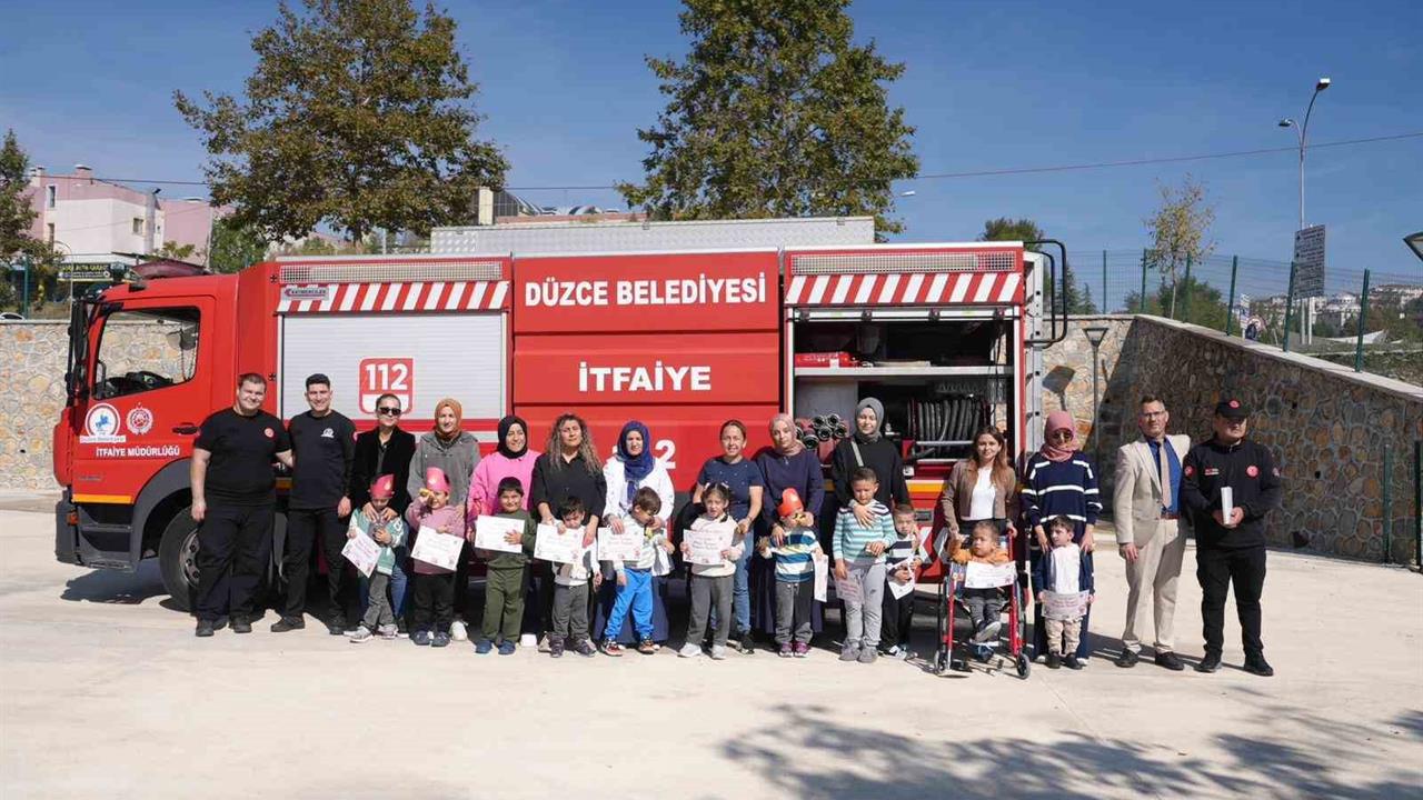 Düzce'de İtfaiye Eğitimleri: Miniklerin Mutluluğu Gözlerden Kaçmadı