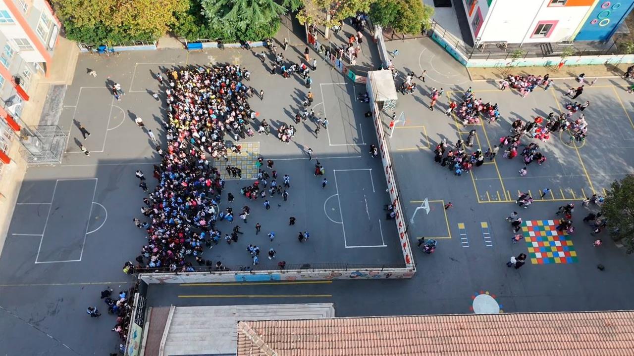 İstanbul'da Deprem Panik Yarattı: Öğrenciler Bahçeye Çıktı