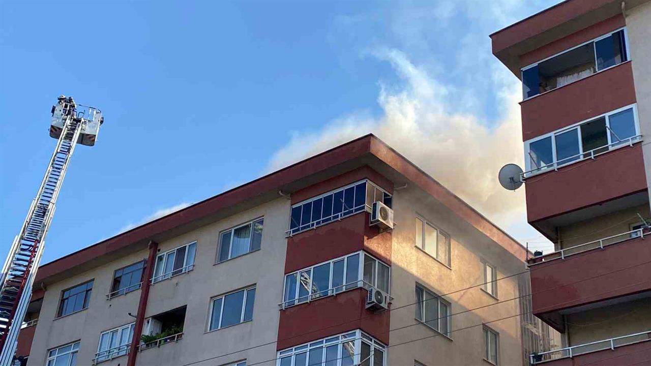 İzmit'te Tadilat Sırasında Çatı Yangını: Büyük Korku Yaşandı