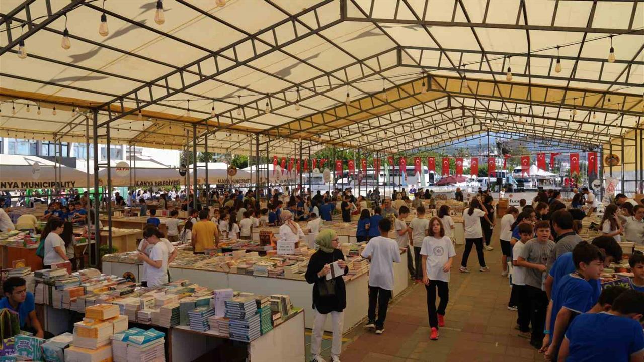 Alanya'da Öğrenciler Kitap Fuarı'na Akın Ediyor