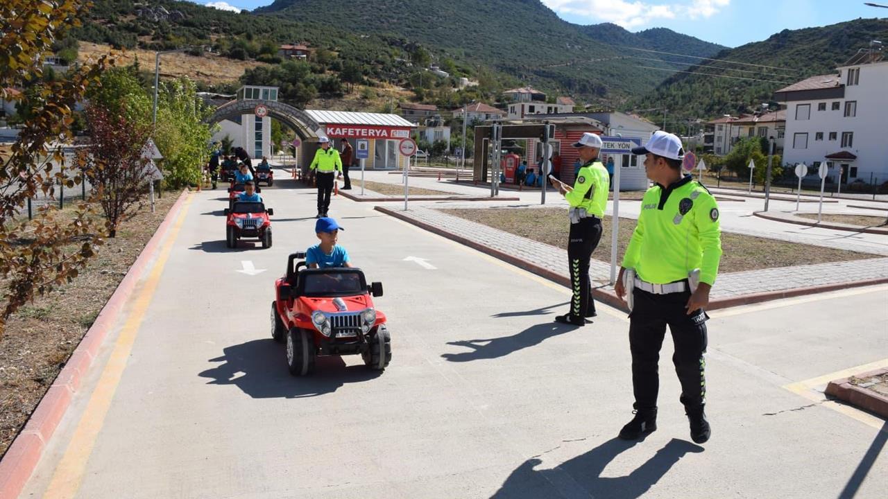 Bucak'ta Öğrencilere Trafik Güvenliği Eğitimi Verildi