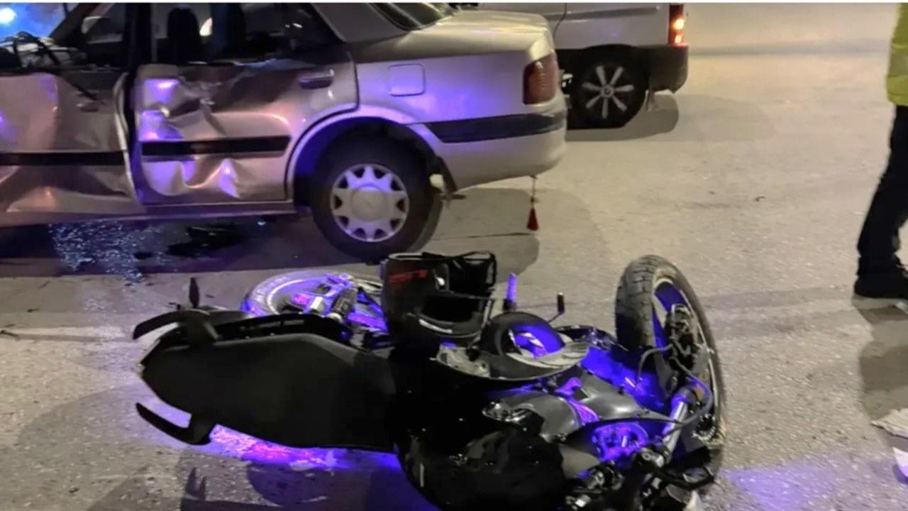 Kütahya'da Motosiklet Otomobile Çarptı: 2 Yaralı