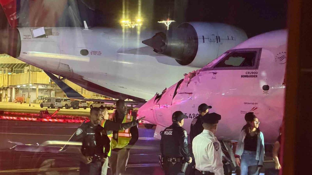 New York'ta Havalimanında Uçak Çarpışması: 2 Yaralı