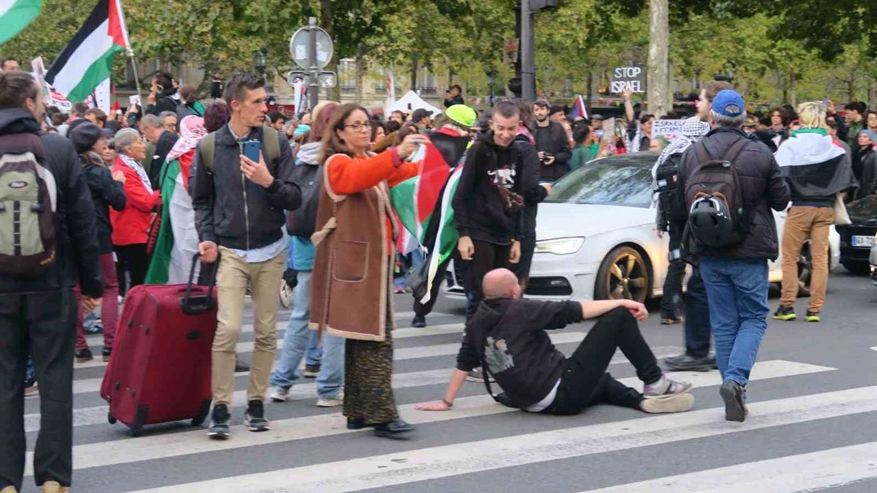 Paris'te İsrail'in Filoya Müdahalesi Protesto Edildi