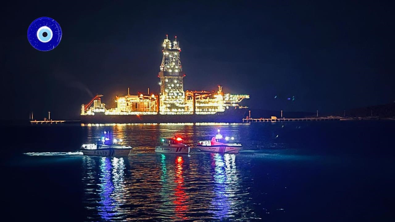 Taşucu’nda Demirleyen Türkiye’nin 5. Sondaj Gemisini İl Emniyet, Jandarma ve Sahil Güvenlik Selamladı!